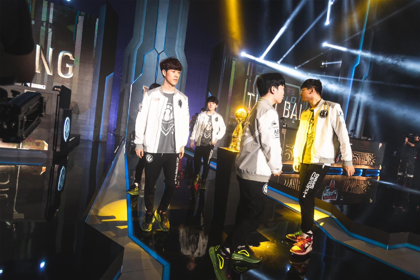 随着JDG输掉一小场，TES成为目前LPL唯一小场不败的战队